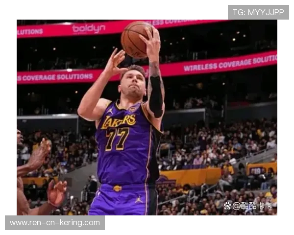 东契奇背身一步甩开防守,独行侠主场稳住局面 东契奇背身一步甩开防守,独行侠主场稳住局面