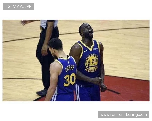 勇士群体训练:外线节拍与以内线掩护联动并进 勇士群体训练:外线节拍与以内线掩护联动并进